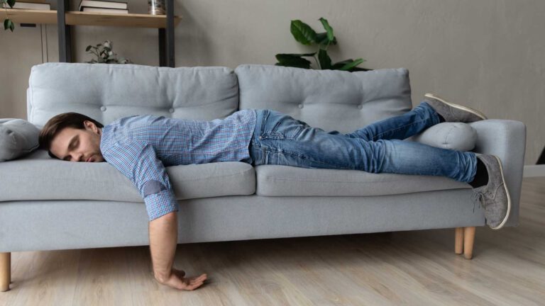 Müde und antriebslos? So erkennst du einen Testosteronmangel. Und erfährst, was du dagegen tun kannst.